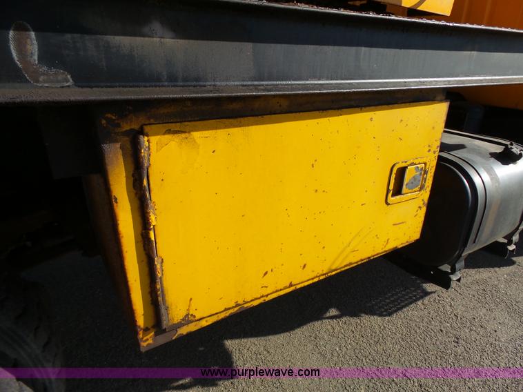 image for item DA2768 1993 International 4800 drilling rig truck