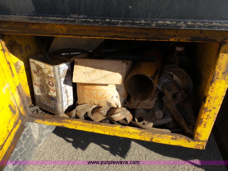 image for item DA2768 1993 International 4800 drilling rig truck