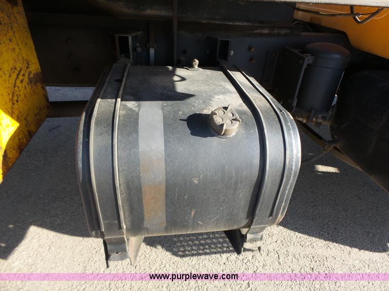 image for item DA2768 1993 International 4800 drilling rig truck