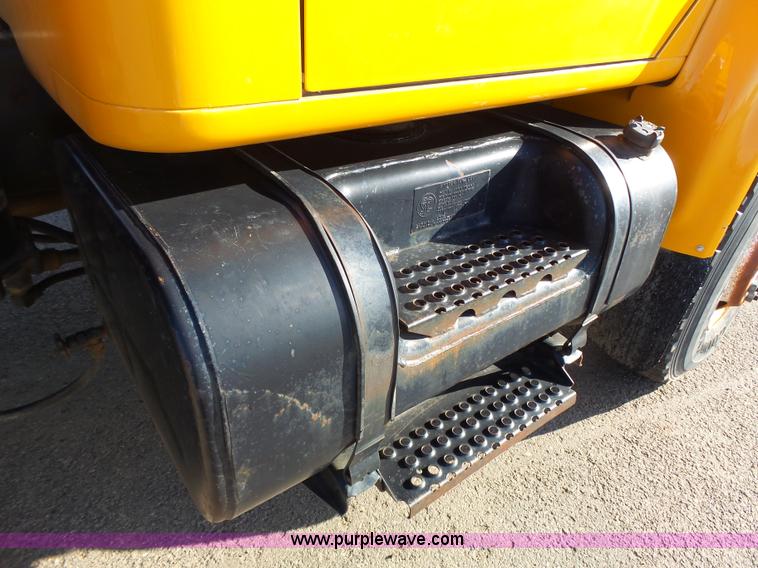 image for item DA2768 1993 International 4800 drilling rig truck