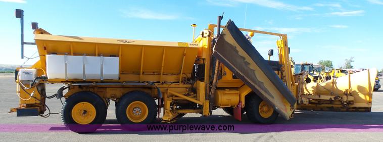 image for item DA2769 1987 Oshkosh P25261 dump truck