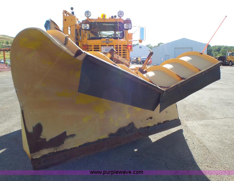 image for item DA2769 1987 Oshkosh P25261 dump truck