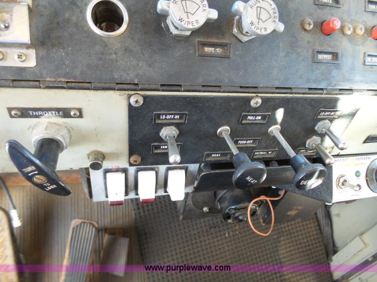 image for item DA2769 1987 Oshkosh P25261 dump truck