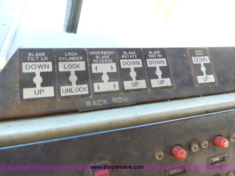 image for item DA2769 1987 Oshkosh P25261 dump truck