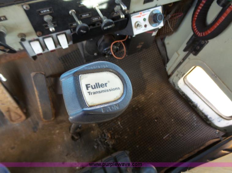 image for item DA2769 1987 Oshkosh P25261 dump truck