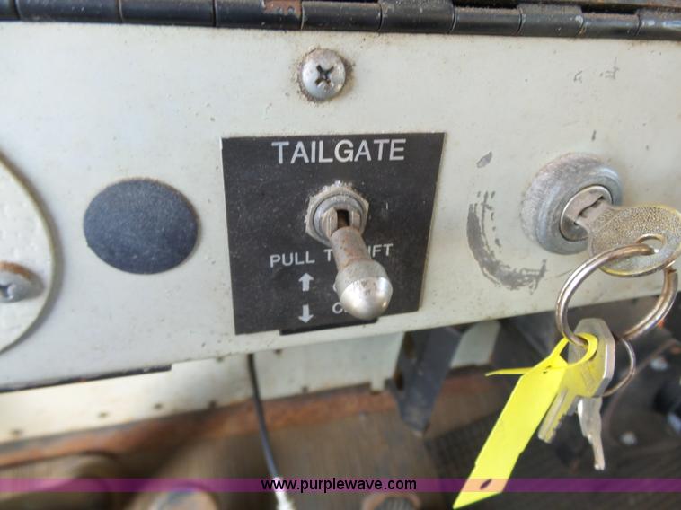 image for item DA2769 1987 Oshkosh P25261 dump truck