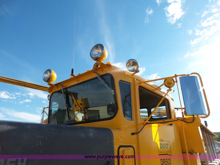 image for item DA2769 1987 Oshkosh P25261 dump truck