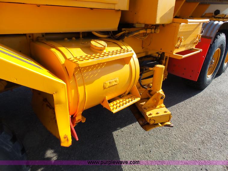 image for item DA2769 1987 Oshkosh P25261 dump truck