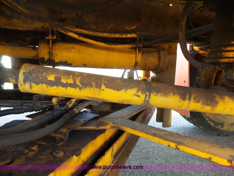 image for item DA2769 1987 Oshkosh P25261 dump truck