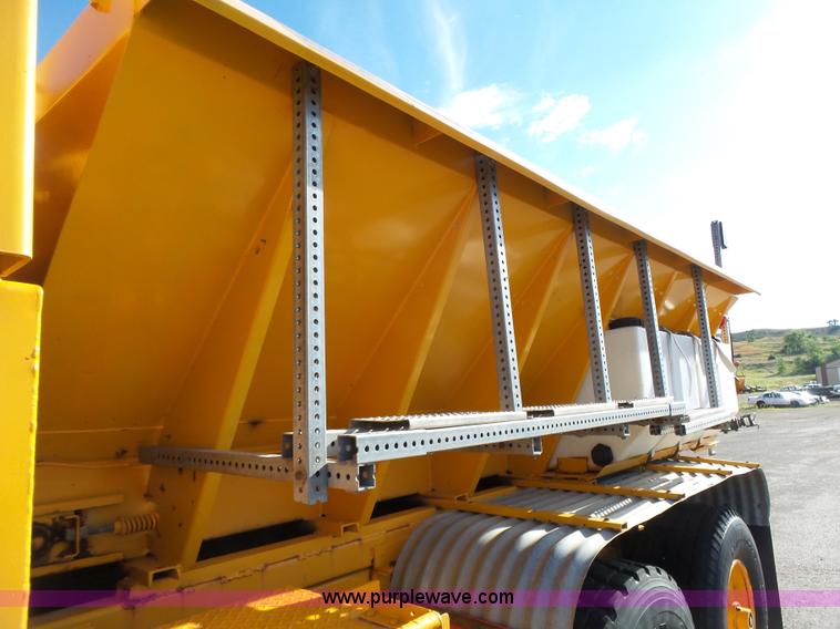 image for item DA2769 1987 Oshkosh P25261 dump truck