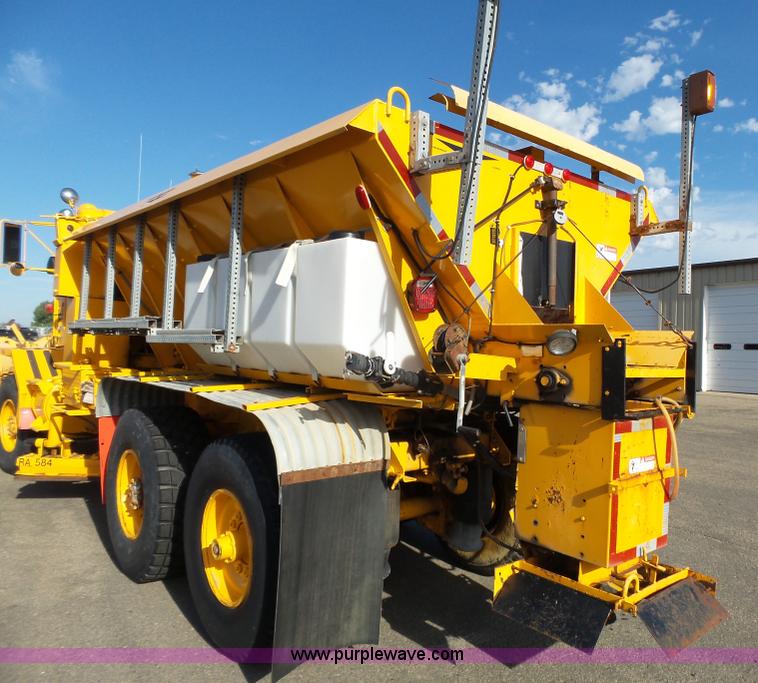 image for item DA2769 1987 Oshkosh P25261 dump truck