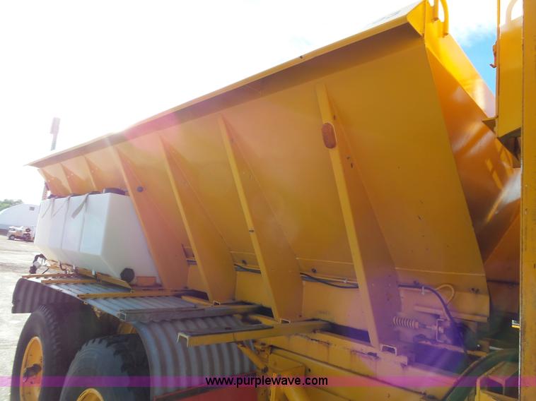 image for item DA2769 1987 Oshkosh P25261 dump truck