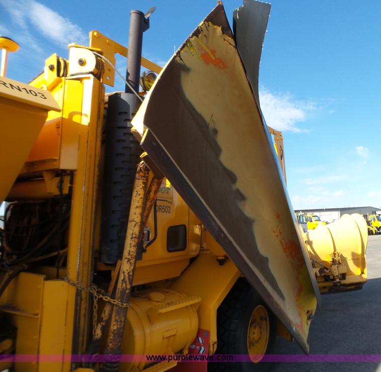 image for item DA2769 1987 Oshkosh P25261 dump truck