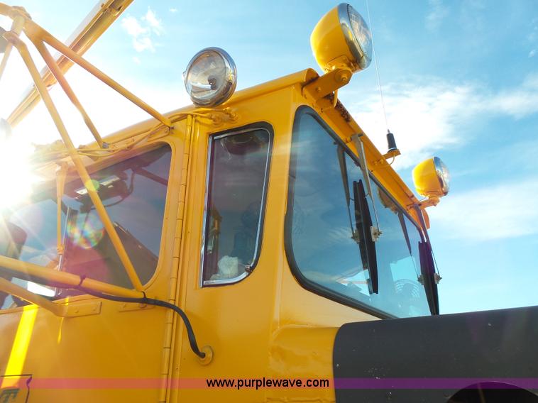 image for item DA2769 1987 Oshkosh P25261 dump truck