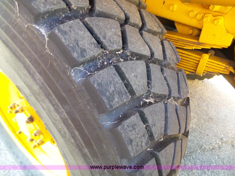 image for item DA2769 1987 Oshkosh P25261 dump truck