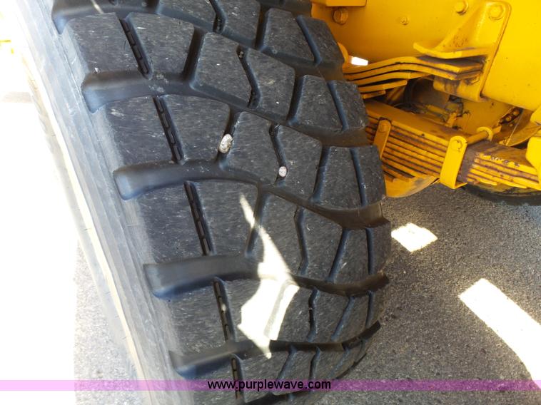 image for item DA2769 1987 Oshkosh P25261 dump truck