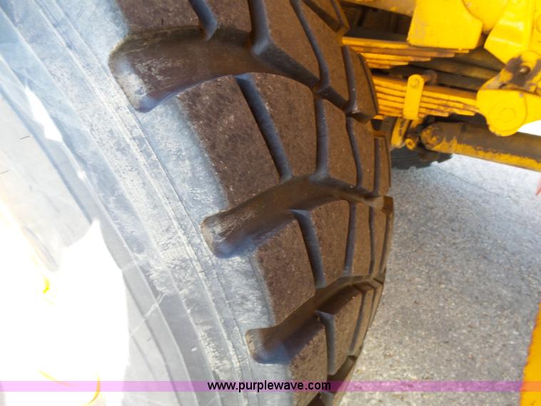 image for item DA2769 1987 Oshkosh P25261 dump truck