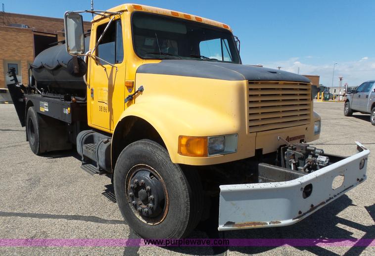 image for item DA2775 1990 International 4700 oil distributor truck