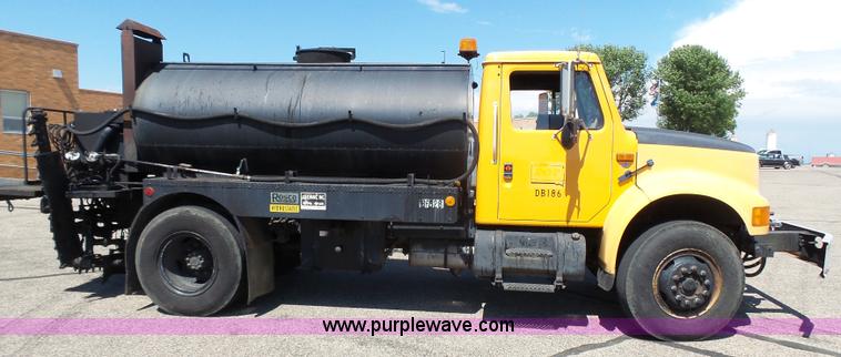 image for item DA2775 1990 International 4700 oil distributor truck