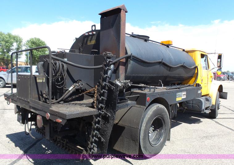 image for item DA2775 1990 International 4700 oil distributor truck