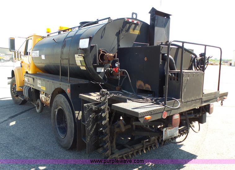 image for item DA2775 1990 International 4700 oil distributor truck