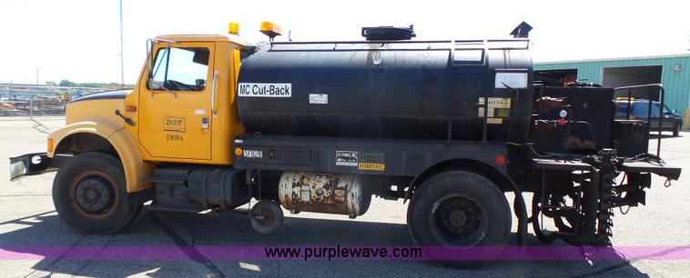 image for item DA2775 1990 International 4700 oil distributor truck