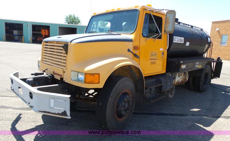 image for item DA2775 1990 International 4700 oil distributor truck