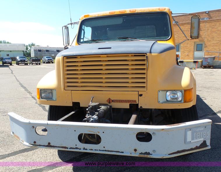 image for item DA2775 1990 International 4700 oil distributor truck