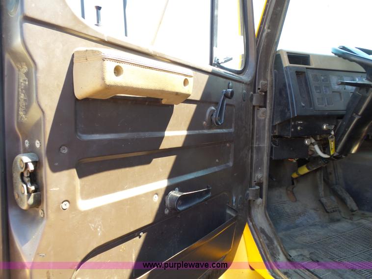 image for item DA2775 1990 International 4700 oil distributor truck