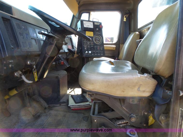 image for item DA2775 1990 International 4700 oil distributor truck