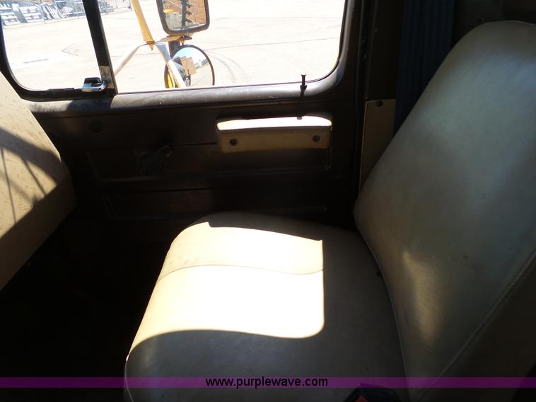 image for item DA2775 1990 International 4700 oil distributor truck