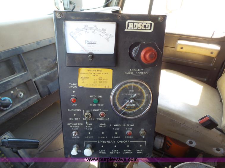 image for item DA2775 1990 International 4700 oil distributor truck