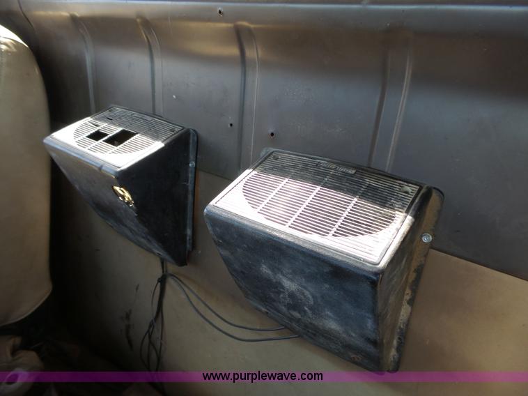 image for item DA2775 1990 International 4700 oil distributor truck