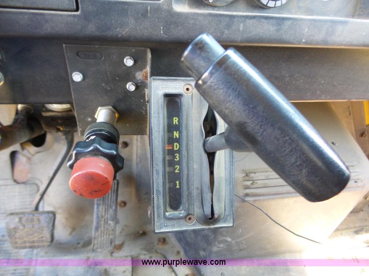 image for item DA2775 1990 International 4700 oil distributor truck