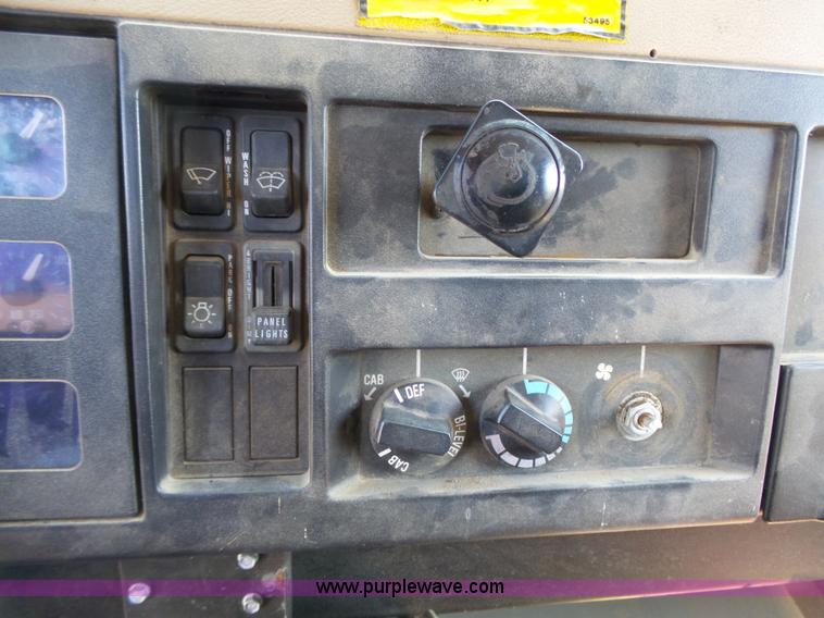 image for item DA2775 1990 International 4700 oil distributor truck