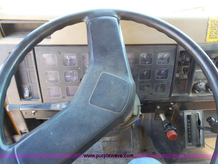 image for item DA2775 1990 International 4700 oil distributor truck