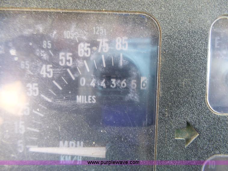 image for item DA2775 1990 International 4700 oil distributor truck