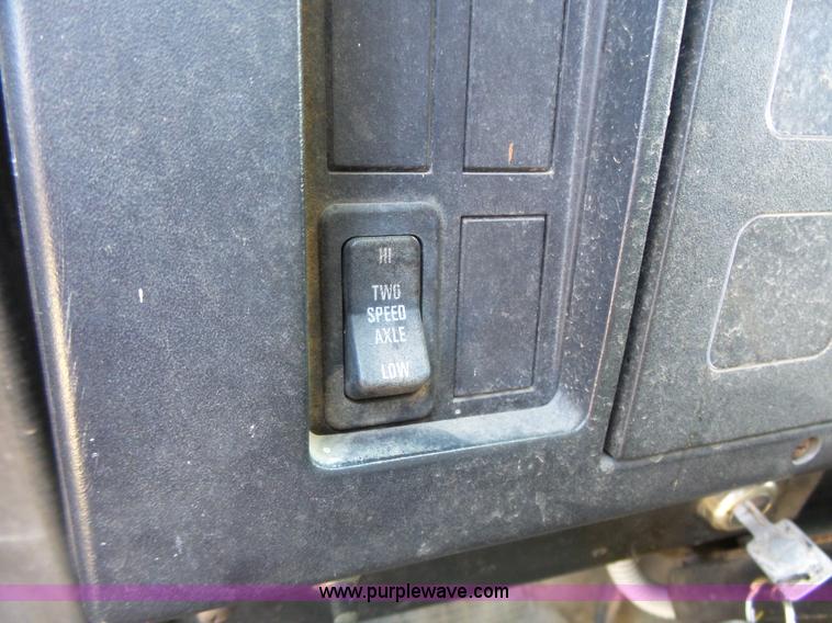 image for item DA2775 1990 International 4700 oil distributor truck