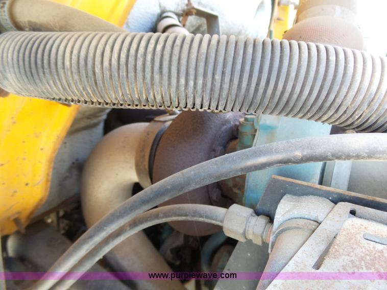 image for item DA2775 1990 International 4700 oil distributor truck