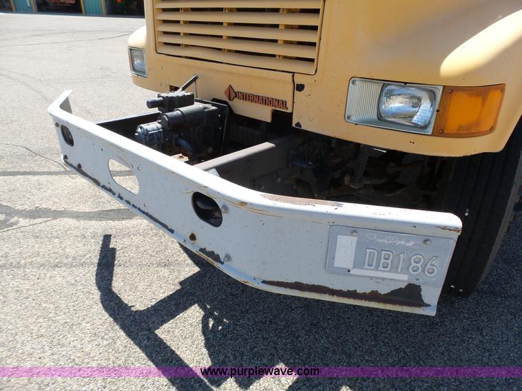 image for item DA2775 1990 International 4700 oil distributor truck