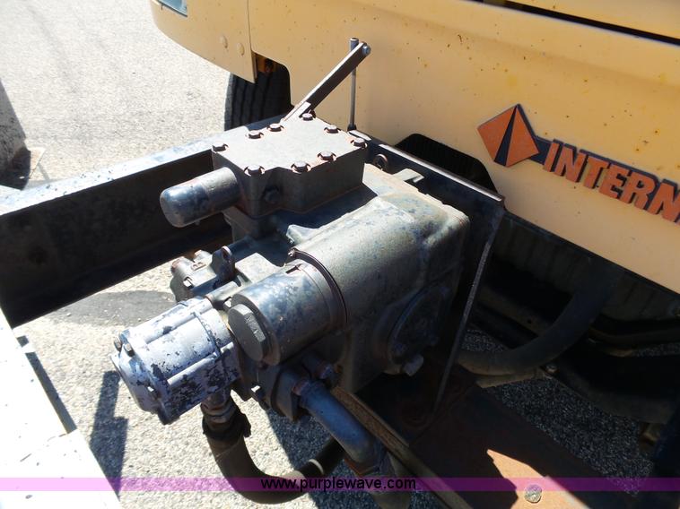 image for item DA2775 1990 International 4700 oil distributor truck