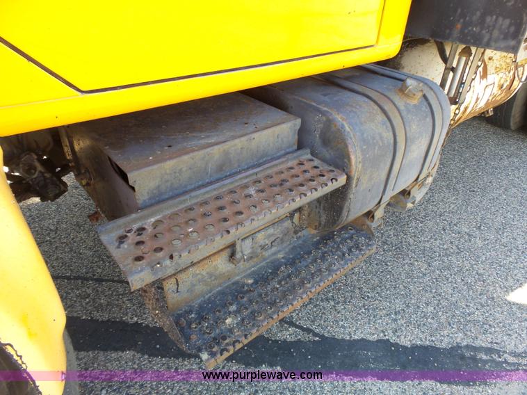 image for item DA2775 1990 International 4700 oil distributor truck