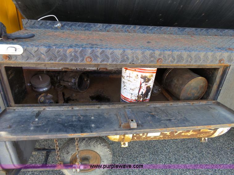 image for item DA2775 1990 International 4700 oil distributor truck