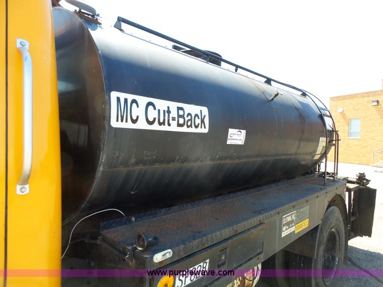 image for item DA2775 1990 International 4700 oil distributor truck