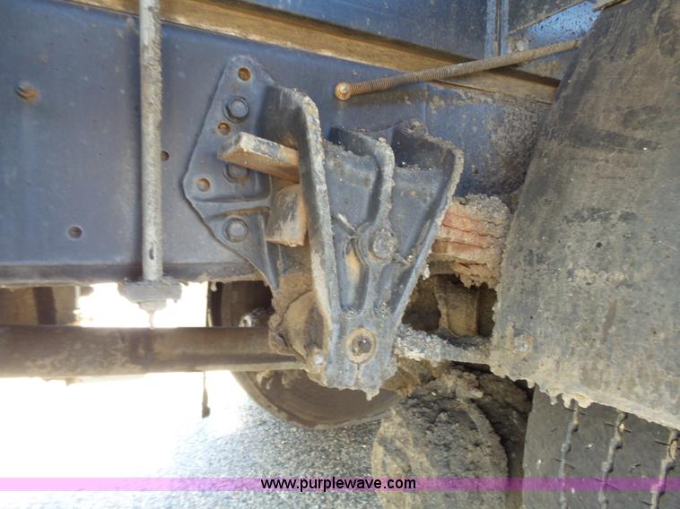 image for item DA2775 1990 International 4700 oil distributor truck