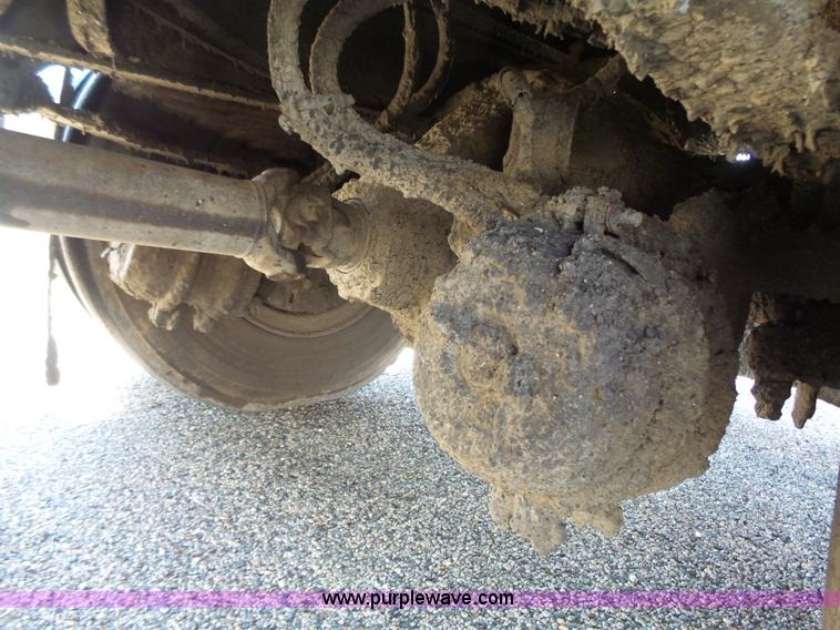 image for item DA2775 1990 International 4700 oil distributor truck