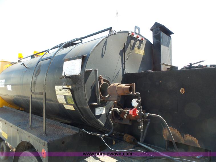 image for item DA2775 1990 International 4700 oil distributor truck