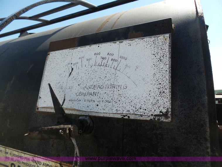 image for item DA2775 1990 International 4700 oil distributor truck