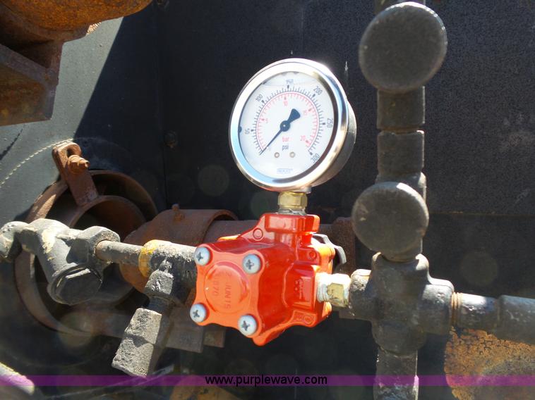 image for item DA2775 1990 International 4700 oil distributor truck