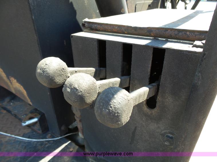 image for item DA2775 1990 International 4700 oil distributor truck